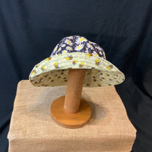 Load image into Gallery viewer, Sun Hat - Bees &amp; Flowersu
